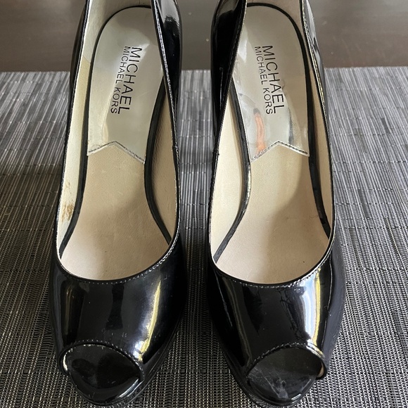 Women’s Dress Pumps - Picture 1 of 3